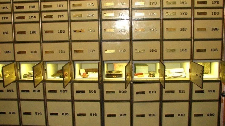 Σπάνε θυρίδες για χρέη προς το Δημόσιο – Κατασχέσεις μετρητών και τιμαλφών